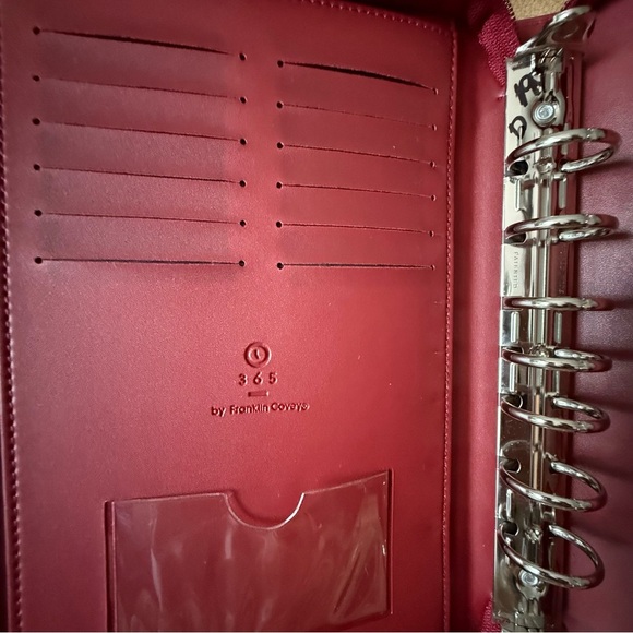FRANKLIN COVEY 365 Red 7 Ring Planner Binder Retractable Handles 8" x 10.5” - Picture 13 of 16